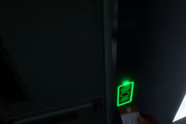 森林之子十字弩的具体位置在地下实验室植物架尸体旁边，玩家从绿色点出发，从一个小洞进去，按E键就可以爬进洞里面