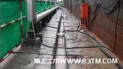 施工中浇筑混凝土时突然下雨了，怎么办？停还是不停？