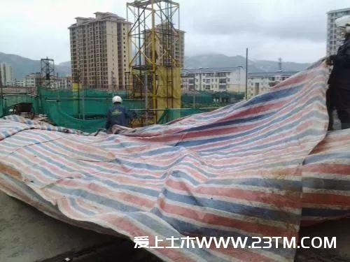 施工中浇筑混凝土时突然下雨了，怎么办？停还是不停？