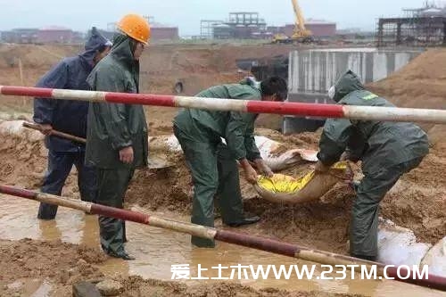 施工中浇筑混凝土时突然下雨了，怎么办？停还是不停？